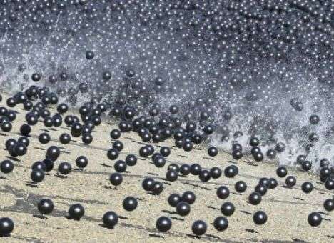 Вода в водохранилище Лос-Анджелеса почернела (ФОТО, ВИДЕО)