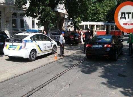 В Киеве трамвай сошел с рельсов и врезался в авто (ФОТО)