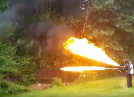 Смертельная игрушка: Как выглядит огнемет, поступивший в свободную продажу в США (ФОТО)