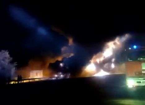 Бензовоз вспыхнул на трассе под Полтавой (ВИДЕО)