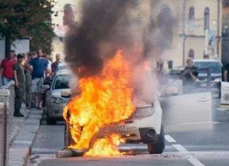 В Киеве минируют и поджигают авто