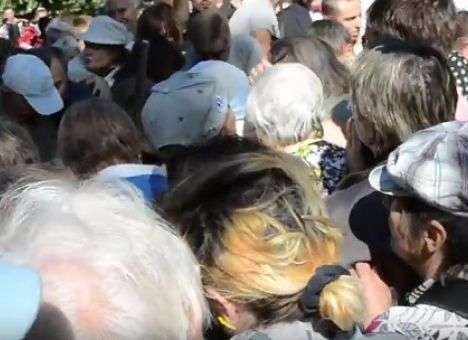 В Питере люди давили друг друга из-за освященных яблок (ВИДЕО)