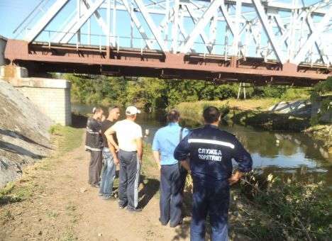 Ребенок погиб, фотографируясь на мосту