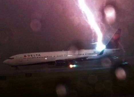 Пассажир показал, как в Боинг ударила молния (ВИДЕО)