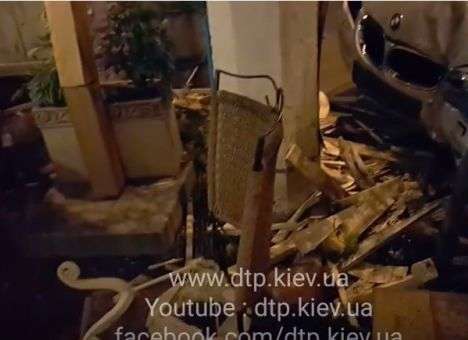 В Киеве водитель врезался в столик летнего кафе, за которым сидели женщины (ВИДЕО)