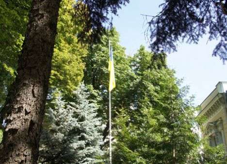 В Москве торжественно подняли флаг Украины (ФОТО)