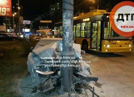 В Киеве водитель бросил раненого пассажира в горящем авто (ФОТО)