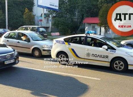 В авто киевских копов врезалась девушка