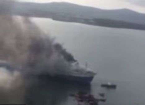 Опубликованы кадры масштабного пожара на российском траулере (ВИДЕО)