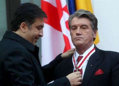 Ющенко улетел на родину Саакашвили
