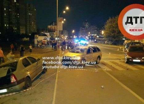 В Киеве водитель сбил двух женщин и разбил три авто (ФОТО)