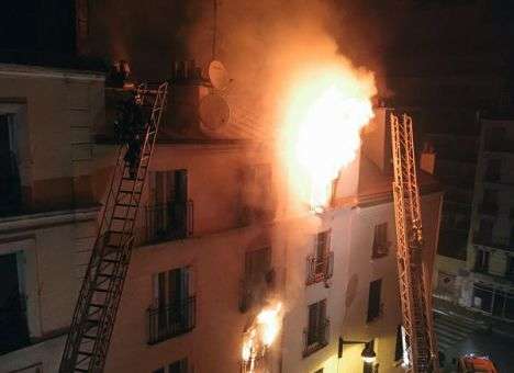 Опубликованы кадры с места страшного пожара в Париже (ФОТО)