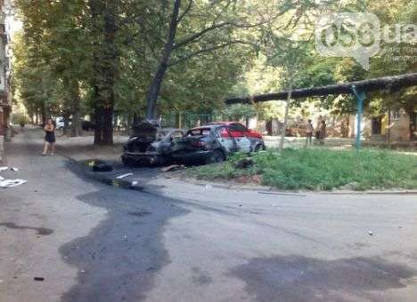 Утром в Днепре взорвали несколько авто (ФОТО)