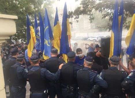 Одессу затягивает дымом: Под стенами суда «сошлись» активисты и силовики (ФОТО)