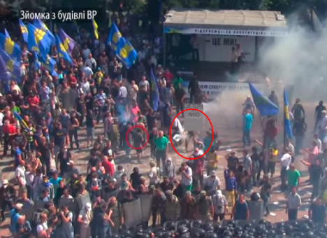 После взрыва под Радой Гуменюк побежал с еще одной гранатой к метро