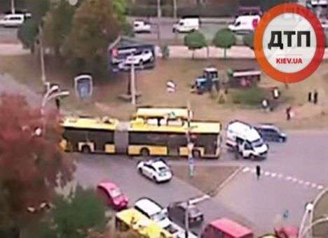 Камера зафиксировала, как столичный водитель протаранил троллейбус (ВИДЕО)