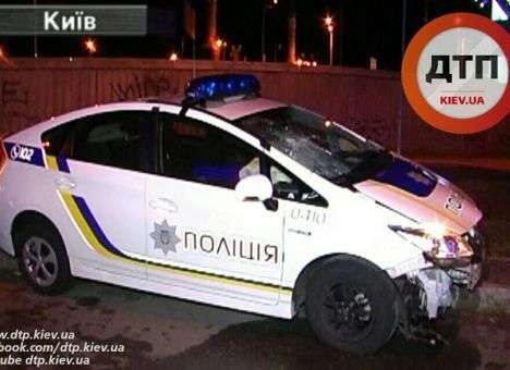 Полицейский, спеша ночью на вызов, разбил авто (ФОТО)