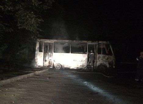 У спящих бойцов «Донбасса» до тла сгорел автобус (ФОТО)