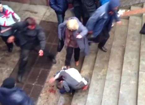 Медсестре, избивавшей евромайдановца, подарили свободу