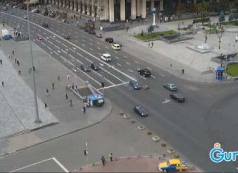 На Майдане две девушки попали под колеса авто (ВИДЕО)