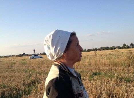 Под Киевом рассерженная женщина разбила бойцам беспилотник (ФОТО)