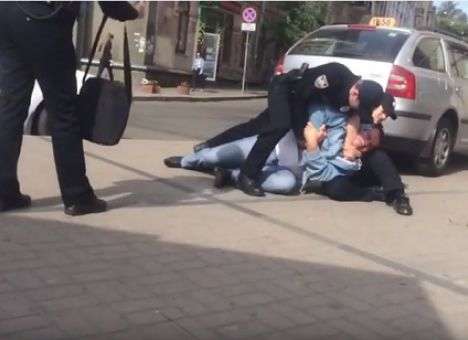 В центре Киева копы наказали хама-таксиста (ВИДЕО)