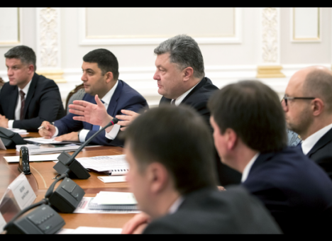 Украинцам повысили зарплаты и пенсии