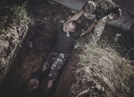 Яма и связанные руки: Как в АТО наказывают «аватаров» (ФОТО)