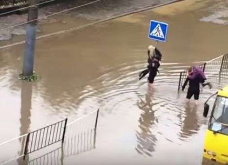 Полицейские во Львове носят людей на руках (ВИДЕО)