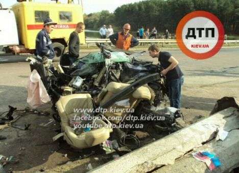 В результате страшной аварии в Чернигове автомобиль разорвало на части (ФОТО)