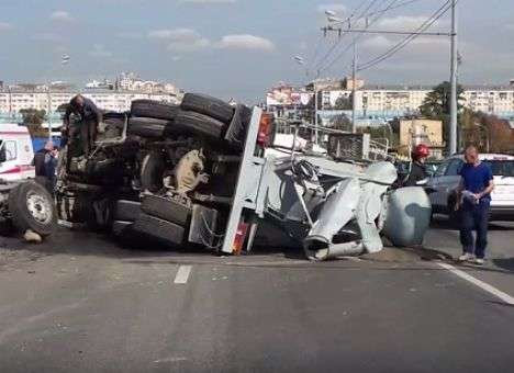 В Москве посреди дороги перевернулась бетономешалка (ВИДЕО)