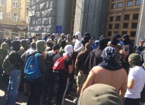 Под горсоветом Харькова произошла драка с милицией (ФОТО)