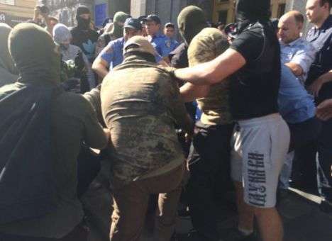 Парни в масках пытались прорваться не только к Добкину, но и к Кернесу