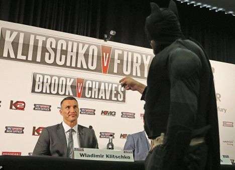 Фьюри устроил Бэтмен-шоу перед Кличко (видео)