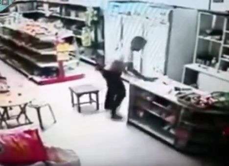 Камеры сняли, как парень убил себя на глазах у родителей (ВИДЕО)