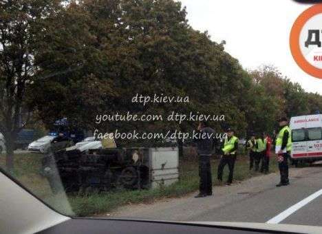 Под Киевом грузовик на скорости слетел с дороги (ФОТО)