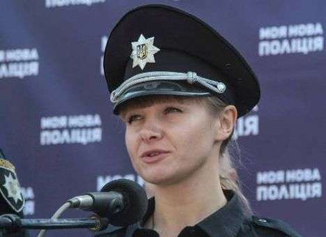 Во время присяги девушку-полицейского вынесли на руках