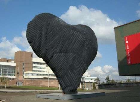 В РФ скандальный художник установил «ватный» памятник (ФОТО)