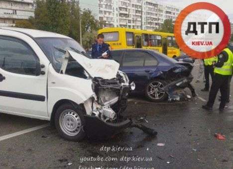 В Киеве пьяный водитель протаранил три авто (ФОТО)