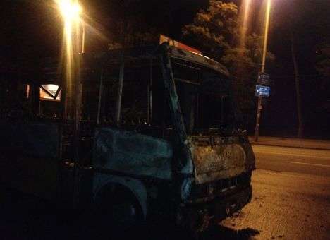 В Киеве на ходу полностью сгорел автобус (ФОТО)