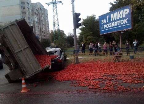 Улицу Херсона завалило томатами (ФОТО)