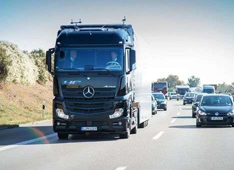 В Германии беспилотный грузовик проехал по дороге общего пользования