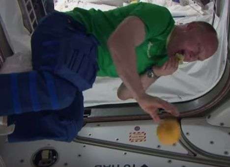 Впервые на орбите: Космонавты показали, как развлекаются в космосе (ВИДЕО)