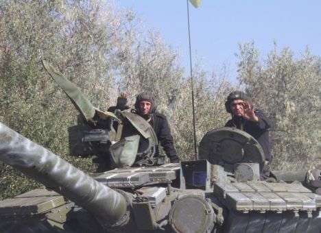 В Минобороне показали, как танки покидают зону АТО (ФОТО)