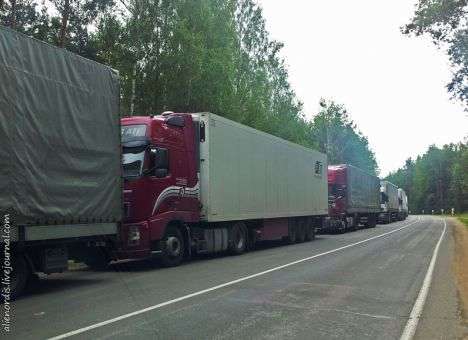 На границе с РФ встали украинские большегрузы