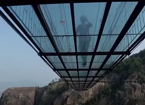 Самый страшный мост в мире треснул под ногами туриста (ВИДЕО)