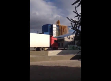 Что-то не так: В РФ на заводе происходит «извержение дрожжей» (ВИДЕО)