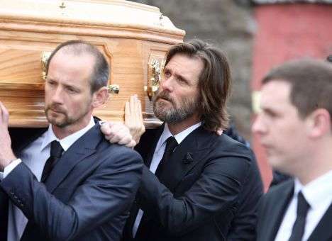 На похоронах экс-возлюбленной Джим Керри нес гроб (ФОТО)