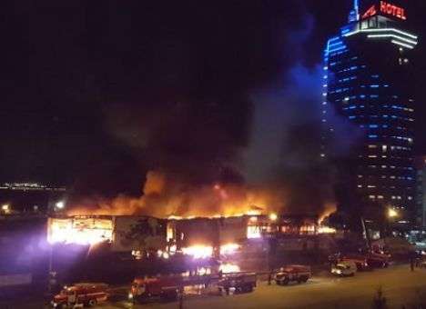 Опубликованы кадры мощного пожара, уничтожившего ночью авторынок и кафе (ВИДЕО)