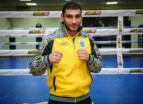 Манукян принес вторую медаль Украины на ЧМ по боксу в Катаре